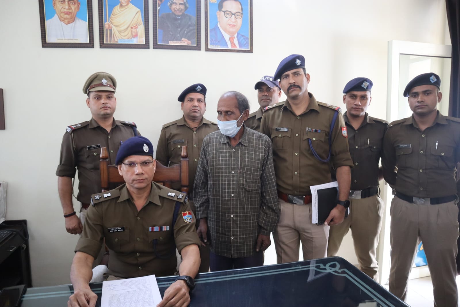 पुलिस द्वारा एक अभियुक्त सहित पकड़ा गया अवैध हथियारों का जखीरा