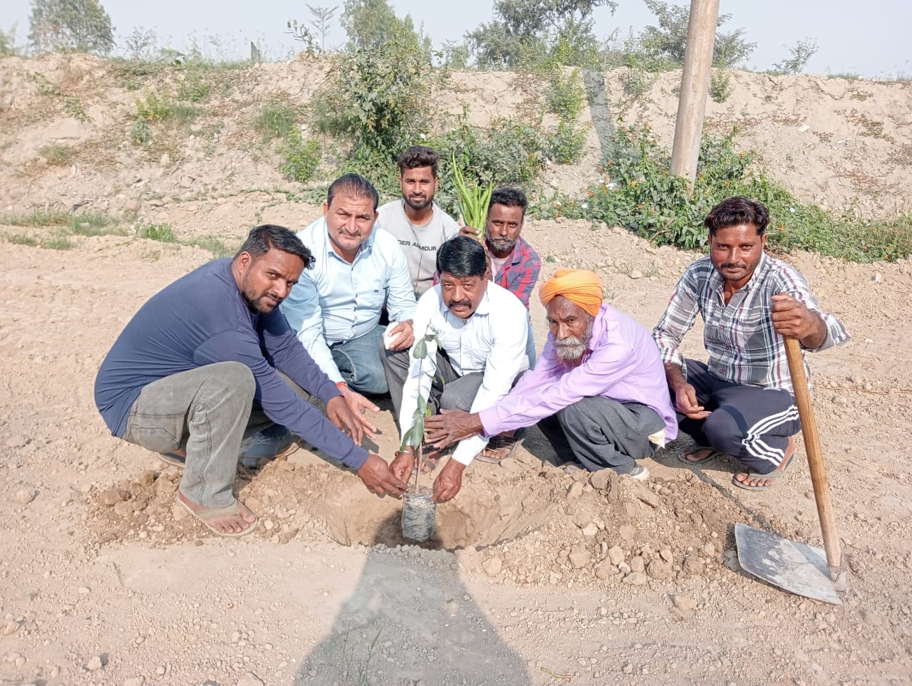 ग्राम तेजा फौजा के शमशान घाट के सौंदर्य करण के दौरान करवाया वृक्षारोपणएवं पालन पोषण का संकल्प