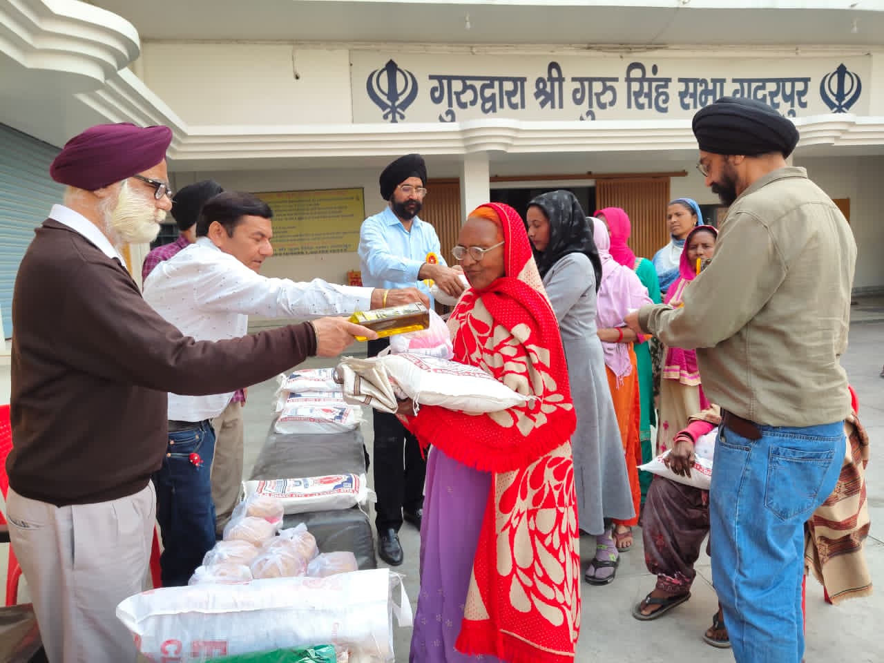 होली पर्व और ईद की शुभकामनाओं के साथ 34 जरूरतमंदों को प्रदान की खाद्य सामग्री एवं वस्त्रगुरु नानक स्कूल में बच्चों के प्रवेश के लिए विशेष छूट दिए जाने की जानकारी दी गई
