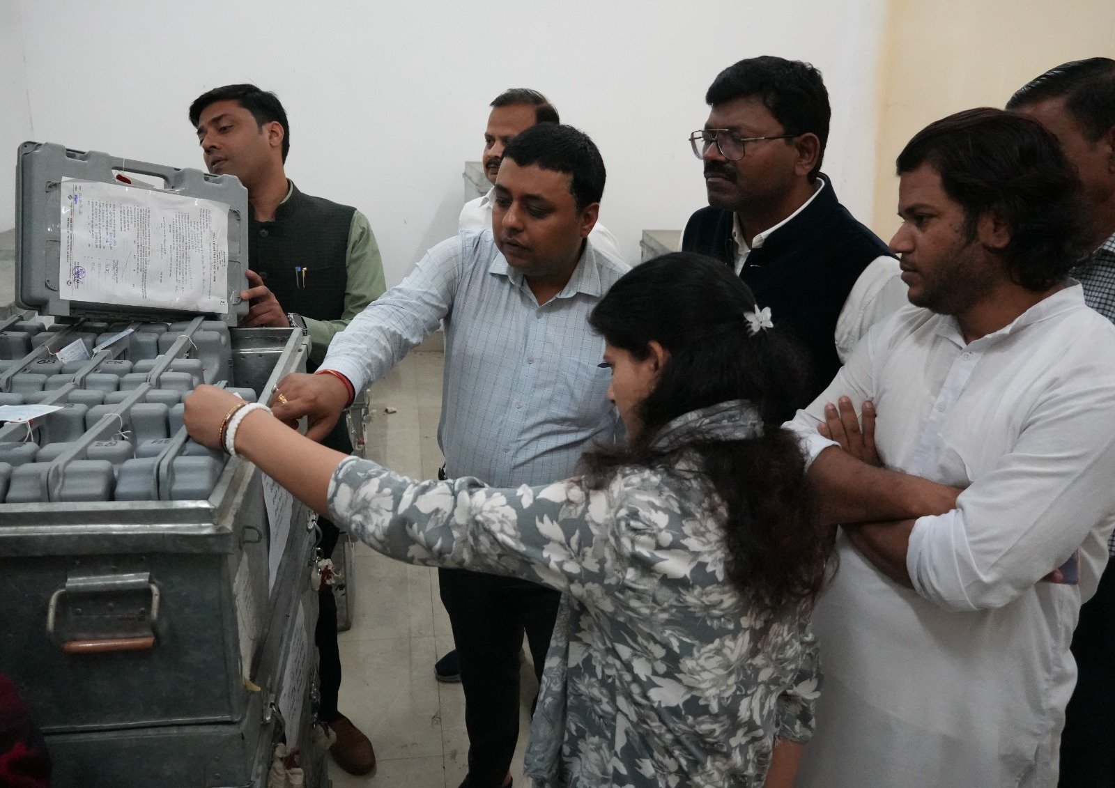 जिलाधिकारी ने एस्कॉर्ट फॉर्म भूमि के संबंध रिट याचिकाओं की करी सुनवाई