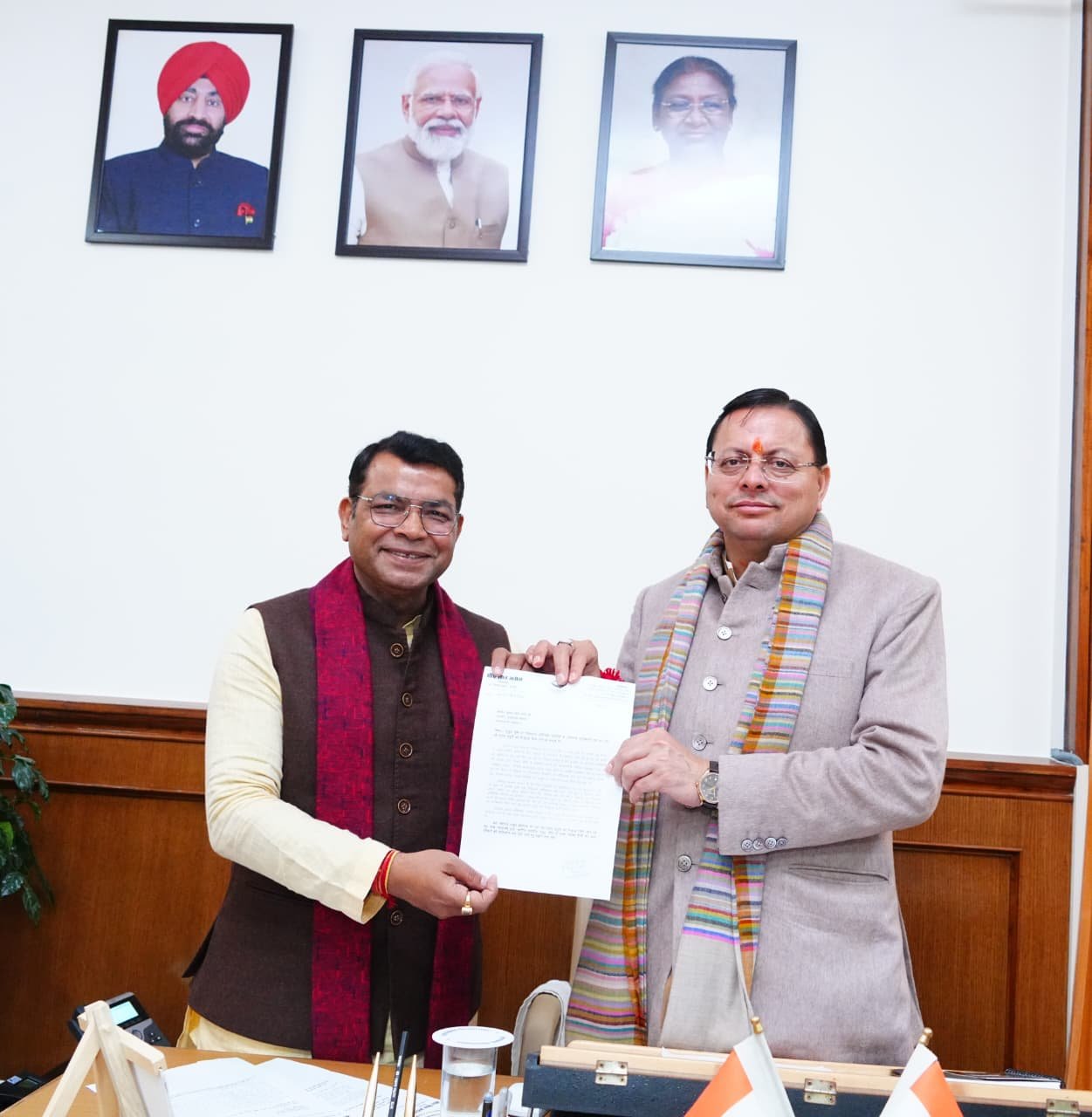 नजूल भूमि की रजिस्ट्री निशुल्क कराने का प्रस्ताव,विधायक शिव अरोरा ने मुख्यमंत्री को सौंपा पत्र