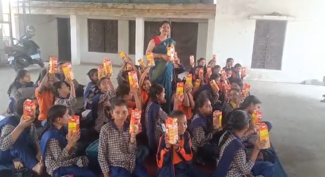 श्री जगन्नाथ कर्मा देवी संस्था की प्रदेशअध्यक्ष बीना साहू द्वारा स्कूली बच्चों को जूस किया गया वितरित क