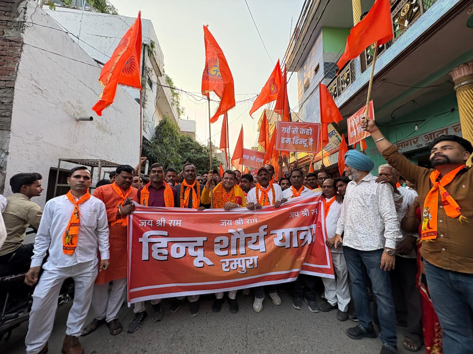 हिन्दू शौर्य यात्रा मे भगवा रंग मे नजर आया रम्पुरा! विधायक शिव अरोरा के नेतृत्व मे हजारों लोग हुऐ शामिल,युवा मे नजर आया जोश, जय श्रीराम के जयकारे से गूंजा शहर