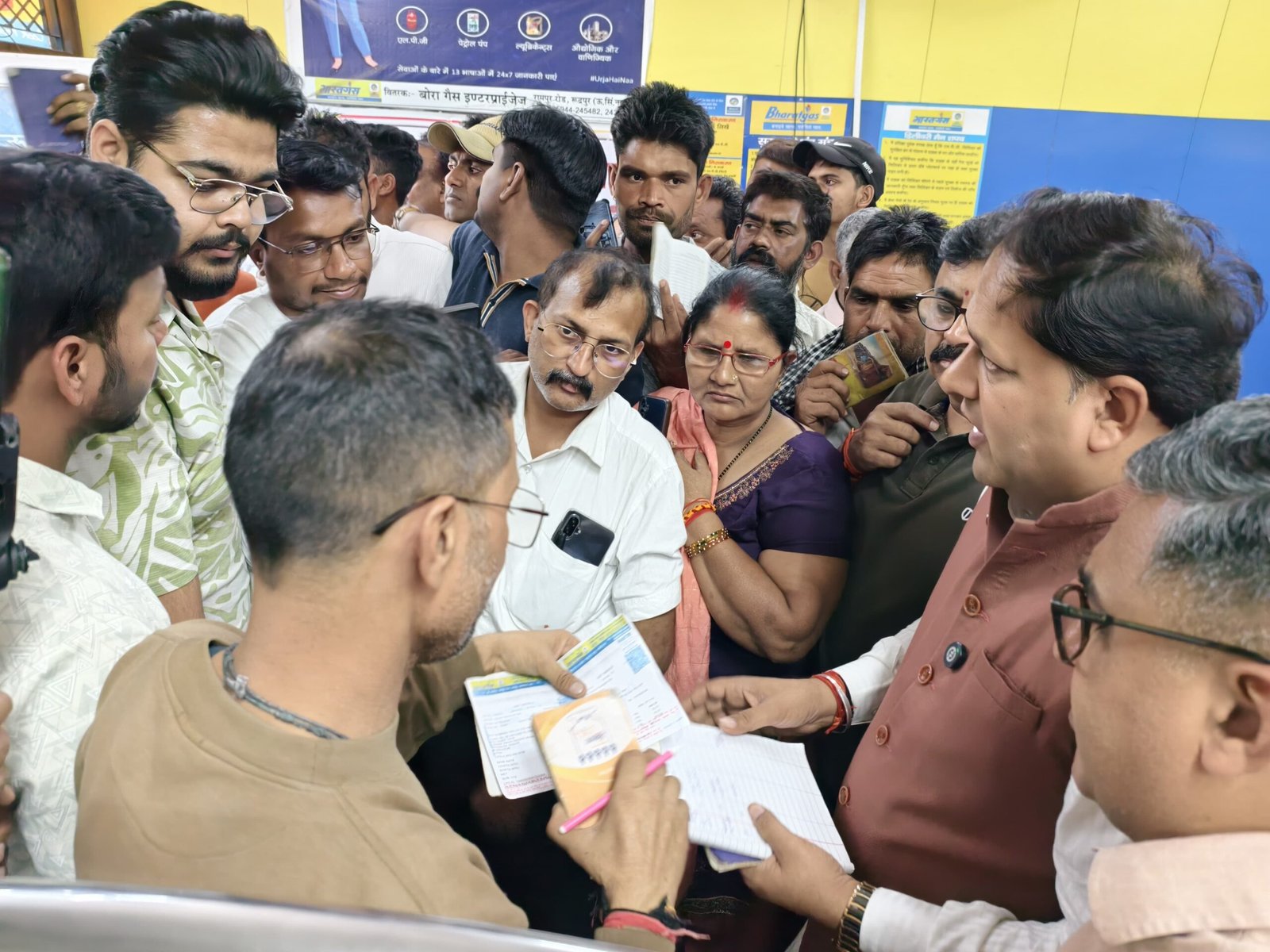 महापौर ने बोरा गैस एजेंसी का औचक निरीक्षण कर व्यवस्थायें देखी