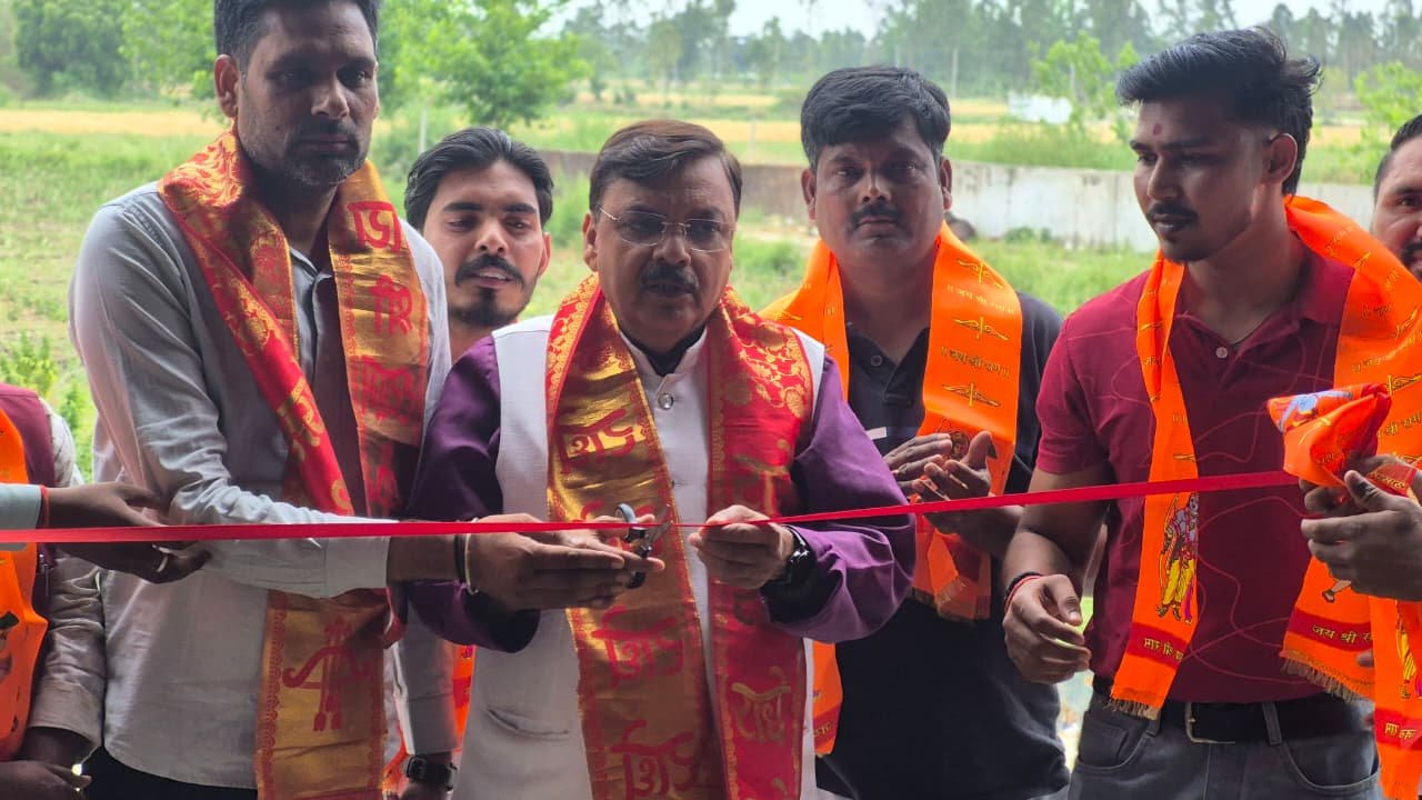 पूर्व विधायक राजेश शुक्ला ने मंडल अध्यक्ष गोल्डी गोराया के साथ फीता काटकर किया फ्री नेत्र कैंप का किया शुभारंभ