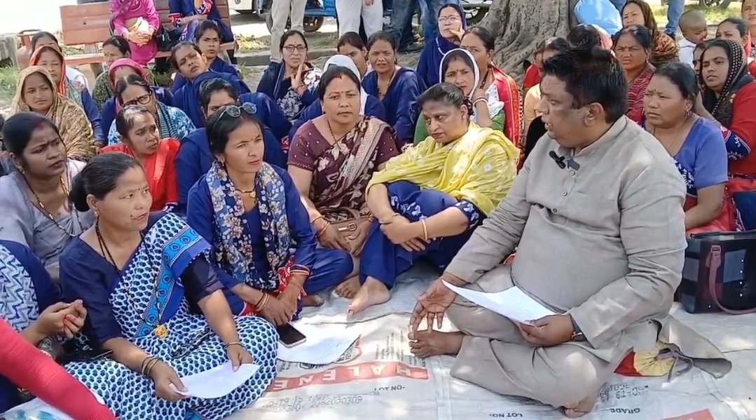 कार्य बहिष्कार कर आशाओ का 15 वे दिन भी धरना रहा जारी,