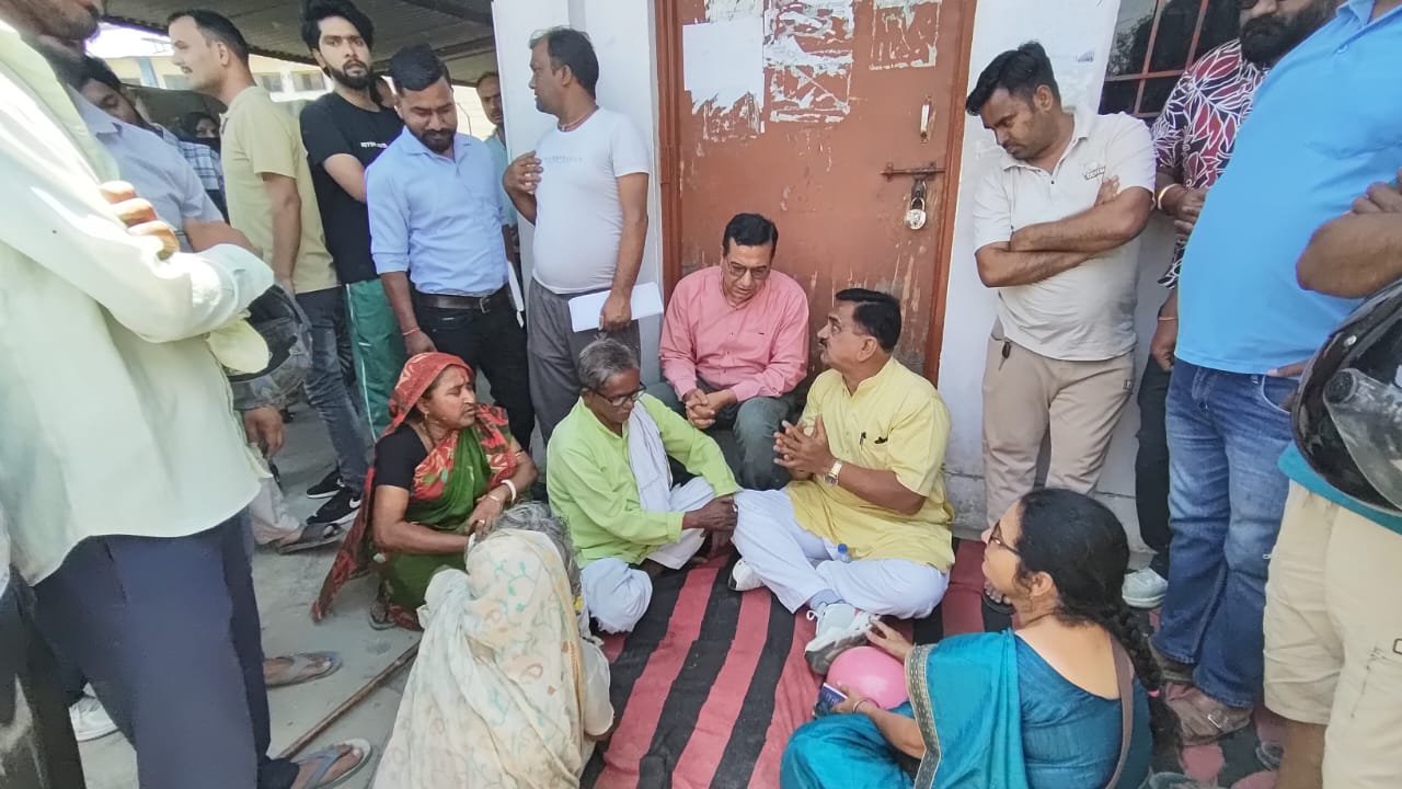 इंडेन गैस एजेंसी पर सिलेंडर न मिलने वाले उपभोक्ताओं के मध्य पहुंचे ठुकराल, जनता को समय से सिलेंडर न मिलने पर जताया रोष