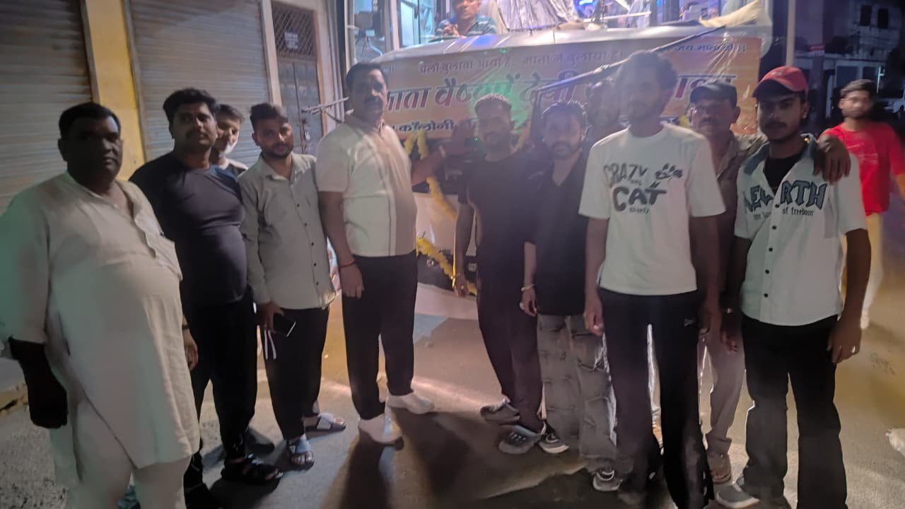 पूर्व विधायक राजकुमार ठुकराल ने वैष्णो देवी तीर्थ यात्रा पर जाने वाले यात्रियों को भगवा ध्वज दिखाकर किया रवाना