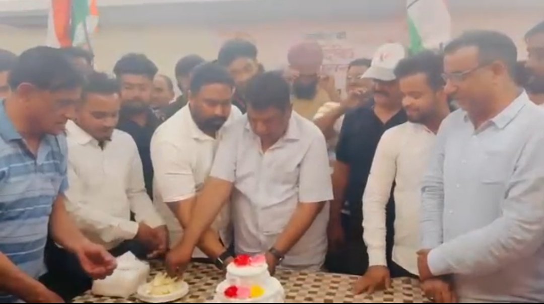 सितारगंज कांग्रेस पार्टी के कार्यकर्ता एवं पदाधिकारी ने बड़े हर्षो उल्लास के साथ मनाया पूर्व मुख्यमंत्री हरीश रावत का जन्म दिन