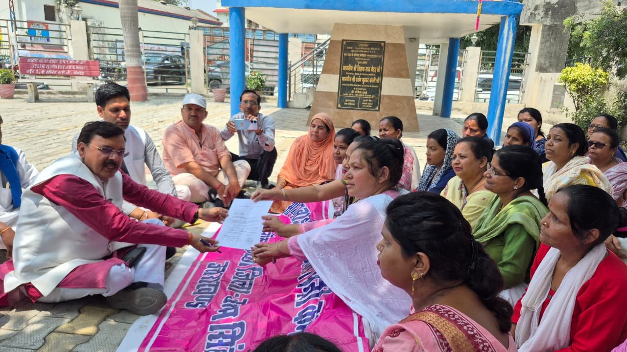 पूर्व विधायक राजेश शुक्ला ने धरने पर बैठी आंगनबाड़ी कार्यकर्ताओं की सुनी समस्याएं समाधान का दिया आश्वासन