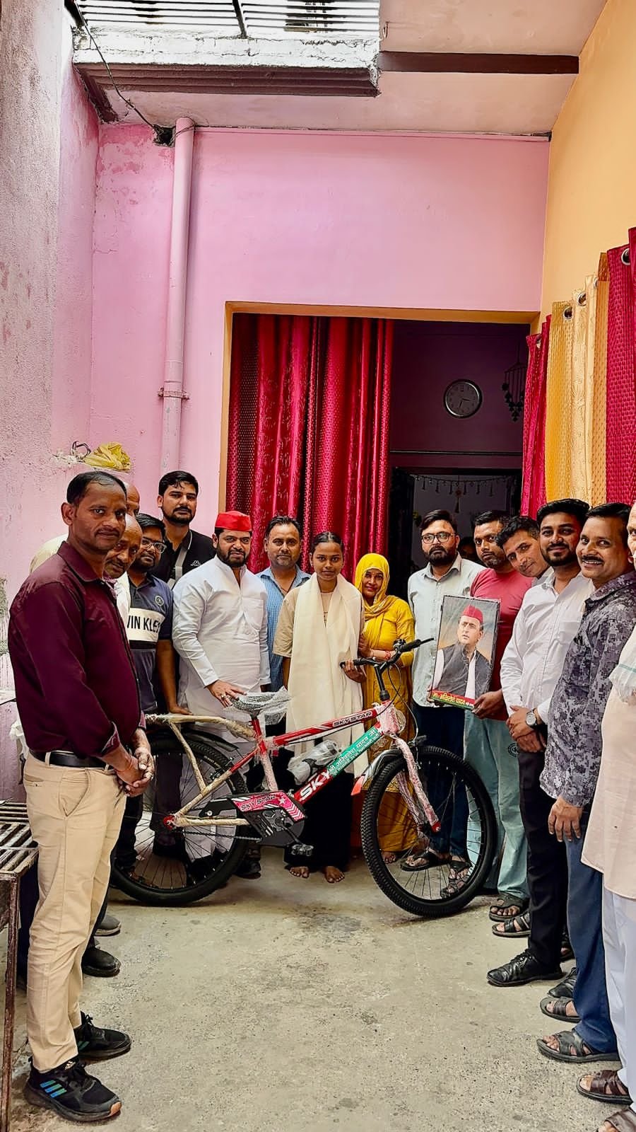 मेधावी छात्रा कनिष्का को पूर्व मुख्यमंत्री अखिलेश यादव की ओर से भेंट की गई साइकिल