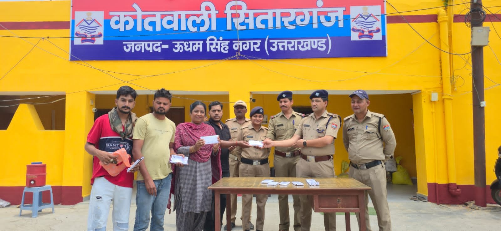 सितारगंज पुलिस बनी आमजन की उम्मीद और भरोसे की मिसाल: गुमशुदा मोबाइल लौटाकर जीता लोगों का दिल, ईमानदार और संवेदनशील पुलिसिंग की हर ओर गूंजती सराहना।