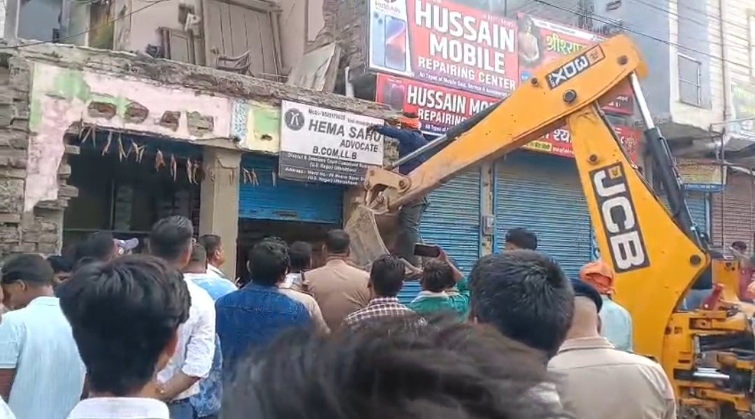 सितारगंज के मीना बाजार में अतिक्रमण हटाने की कार्रवाई,दुकान स्वामी ने लगाए उत्पीड़न के आरोप