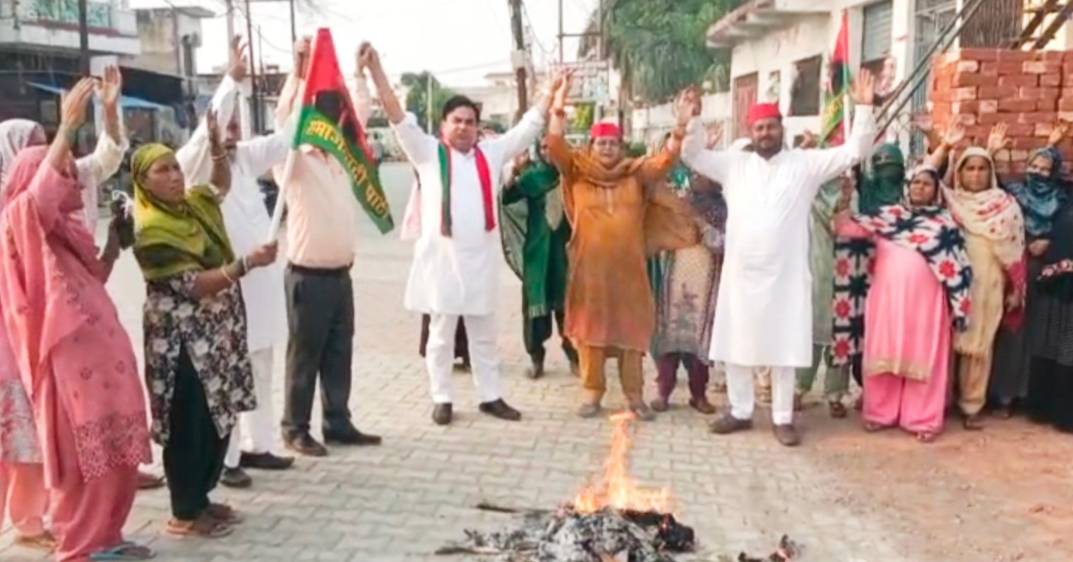 उत्तराखंड में लचर होती जा रही कानून व्यवस्था व महिलाओं पर बढ़ रहे अपराधों को लेकर सपा ने फूंका प्रदेश सरकार का पुतला