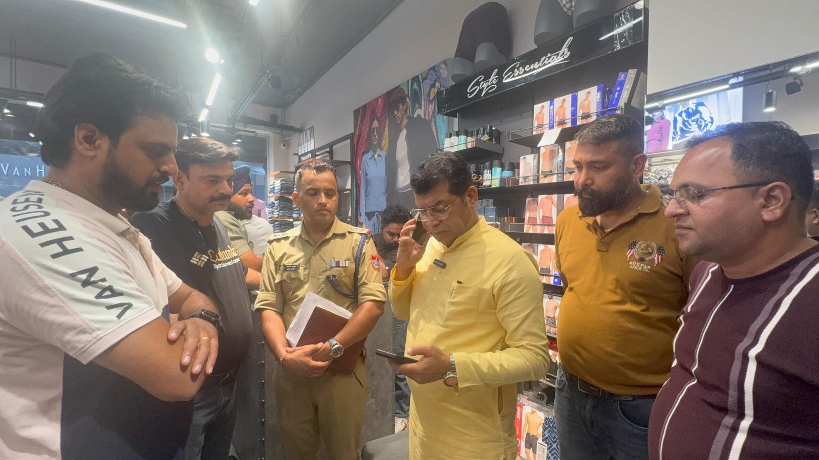 रुद्रपुर मटके वाली गली मे चार शोरूम मे हुई चोरी की वारदात पर विधायक शिव अरोरा ने दुकानों का किया दौराविधायक ने एसपी सिटी उत्तम नेगी से दूरभाष पर की वार्ता बोले चोरी का हो जल्द से जल्द खुलासा