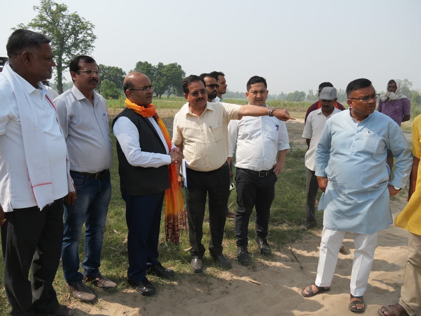 आपदा प्रबंधन प्राधिकरण के सचिव विनोद कुमार सुमन ने मेलाघाट में जगबूढ़ा नदी के&nbsp; भूकटाव की रोकथाम के लिए किया स्थलीय निरीक्षण