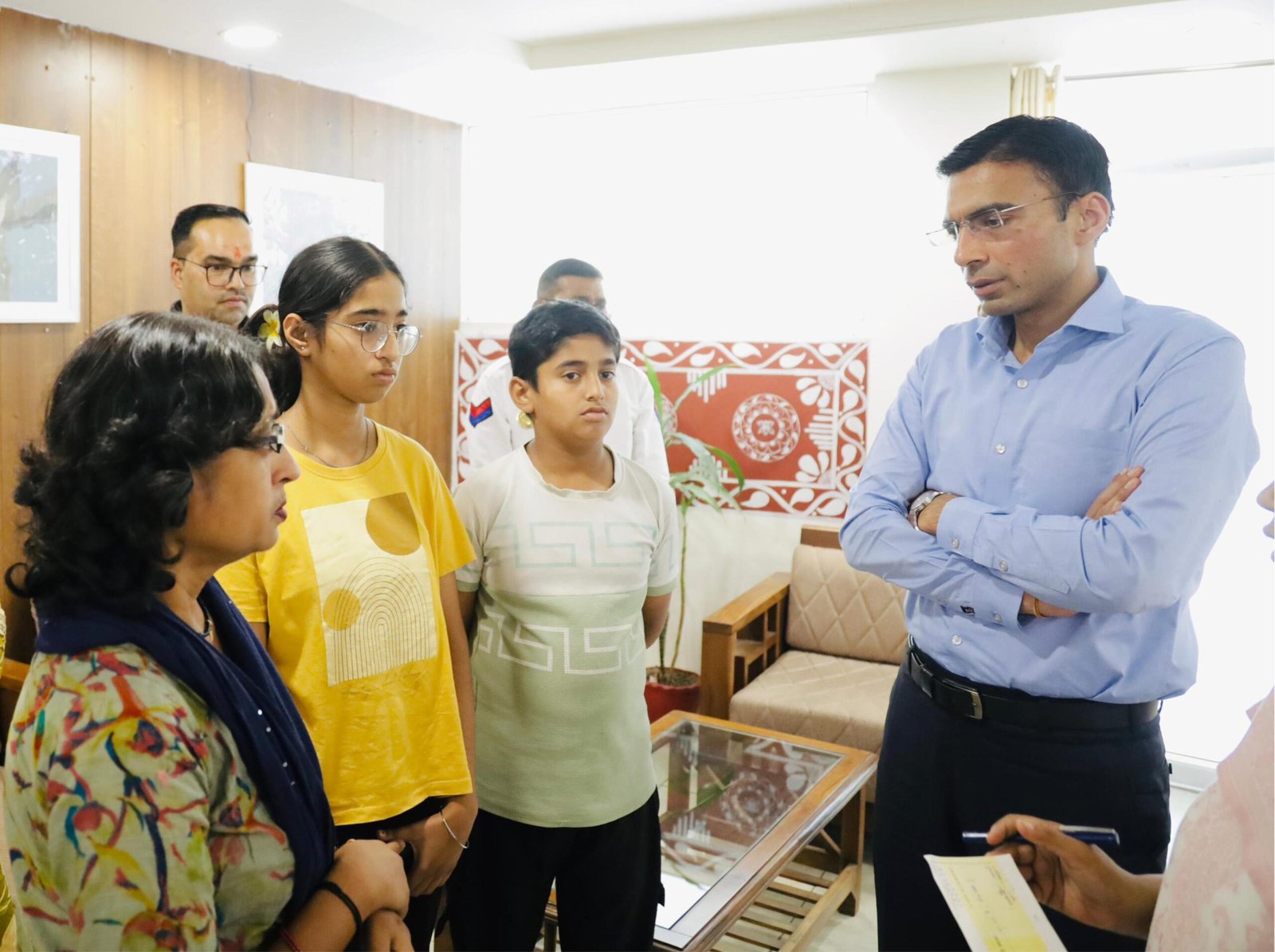 कैंसर पीड़ित विधवा सुनीता को जिला प्रशासन ने दी बड़ी राहत; बेटे को स्कूल में दाखिला,बेटी की शिक्षा ‘नंदा-सुनंदा’ से पुनर्जीवित, रायफल क्लब फंड से रू0 50 हजार की आर्थिक सहायता