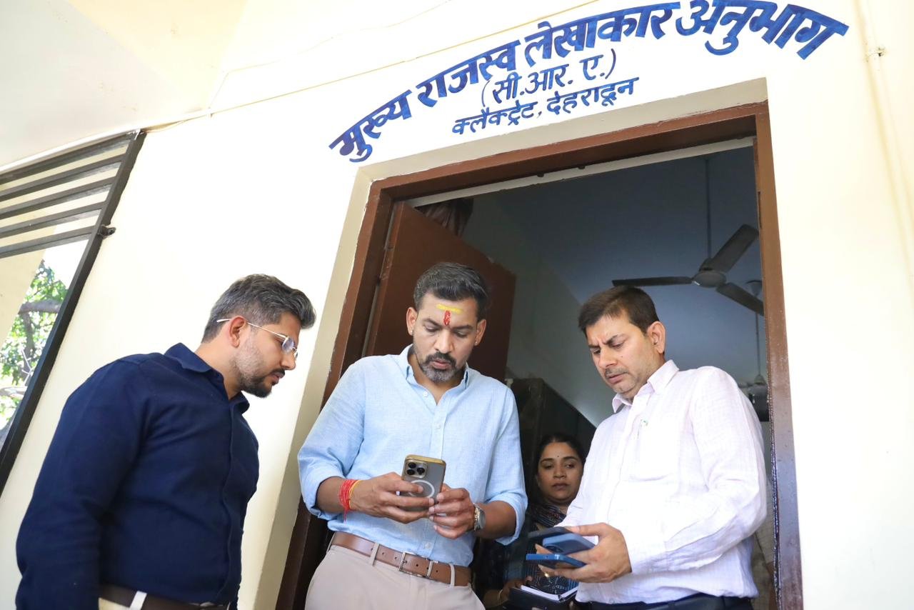डीएम ने कलेक्ट्रेट परिसर स्थित कार्यालयों, रिकॉर्ड रूम एवं आपदा परिचालन केन्द्र का किया निरीक्षण; अधिकारियों कार्मिकों को दिए आवश्यक दिशा-निर्देश