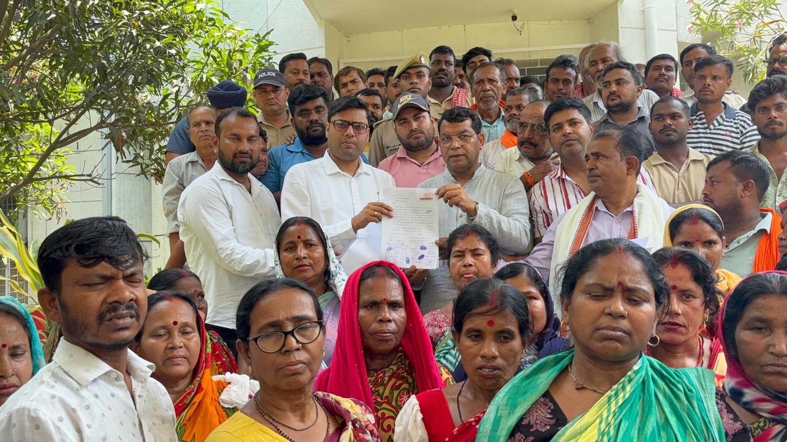 महतोष मे दशकों से रह रहें 400 परिवारों के मालिकाना हक मामले को लेकर जिला अधिकारी से मिले विधायक शिव अरोरा सौपा ज्ञापन