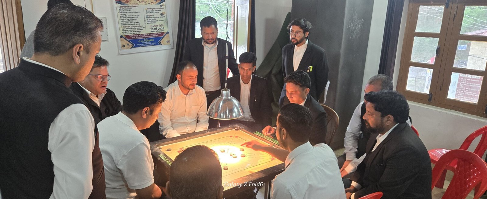 बार हॉल में कैरम मुकाबलों का रोमांच जारी खिलाड़ियों ने अगले दौर में बनाई जगह।