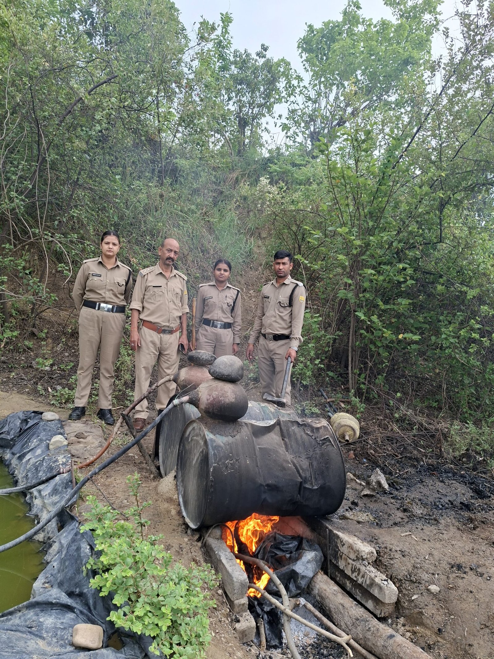 बनगढ़, गोबरा और गजरौला में आबकारी टीम की छापेमारी,अवैध शराब कारोबारियों पर शिकंजा