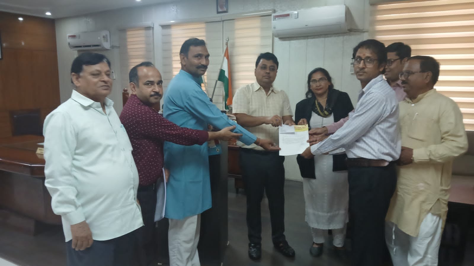 एमआरपी नीति में सुधार की मांग को लेकर ग्राहक पंचायत ने सौंपा ज्ञापन