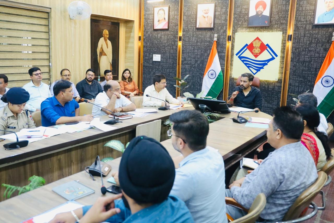 सीएम हेल्पलाइन में लंबित शिकायतों पर डीएम सख्त, डीएम ने विभागों को दी कड़ी हिदायत