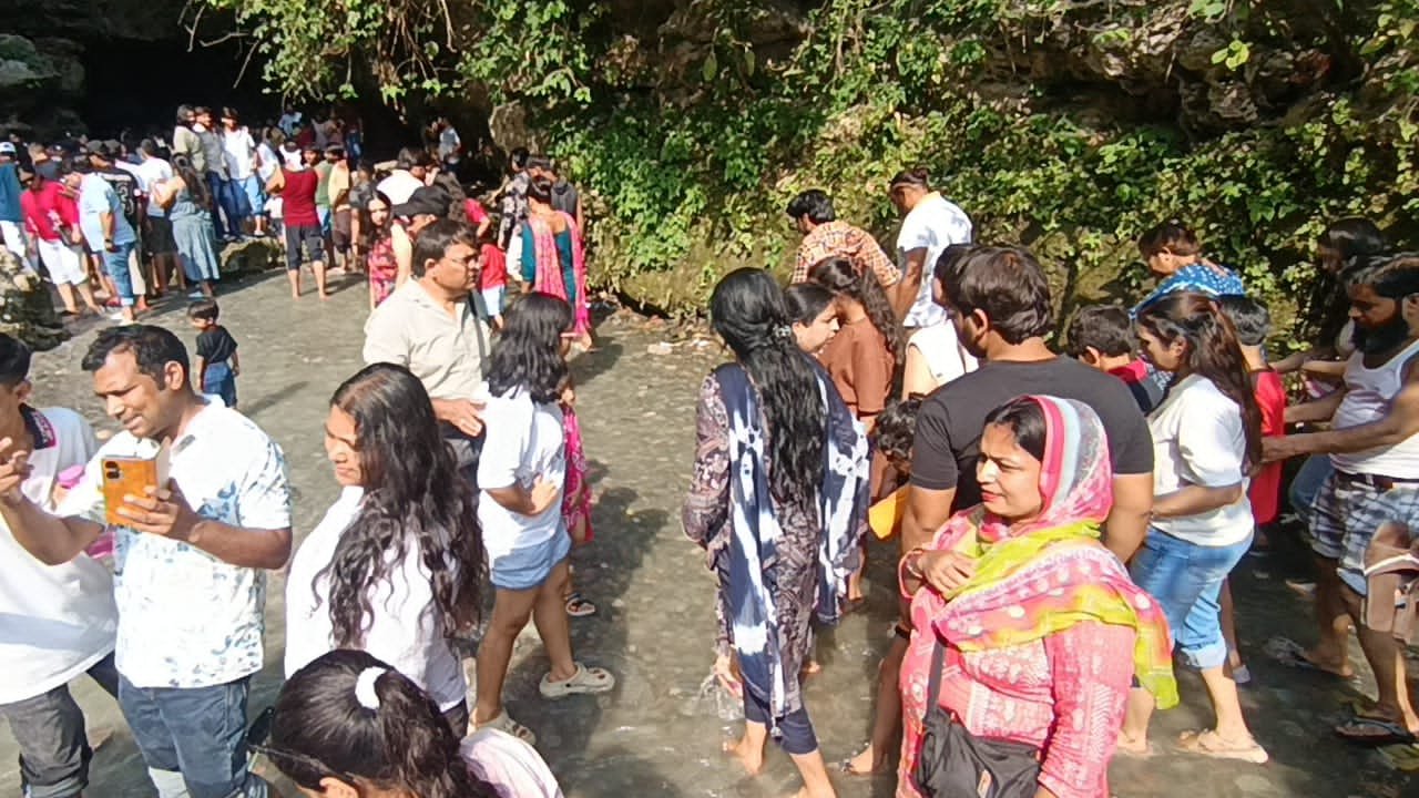 गढ़ी कैंट स्थित गुचुपानी में पर्यटकों का लगा जमावड़ा, ठंडे पानी से मिटा रहे थकान