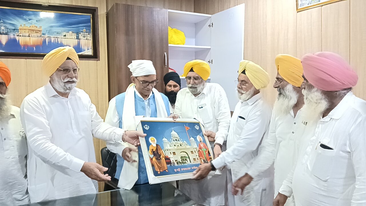 अमावस्या पर गुरुद्वारा श्री नानकमत्ता साहिब पहुंचे डीएम ज्ञानेंद्र सिंह ठाकुर, सेवा एवं व्यवस्थाओं की सराहना