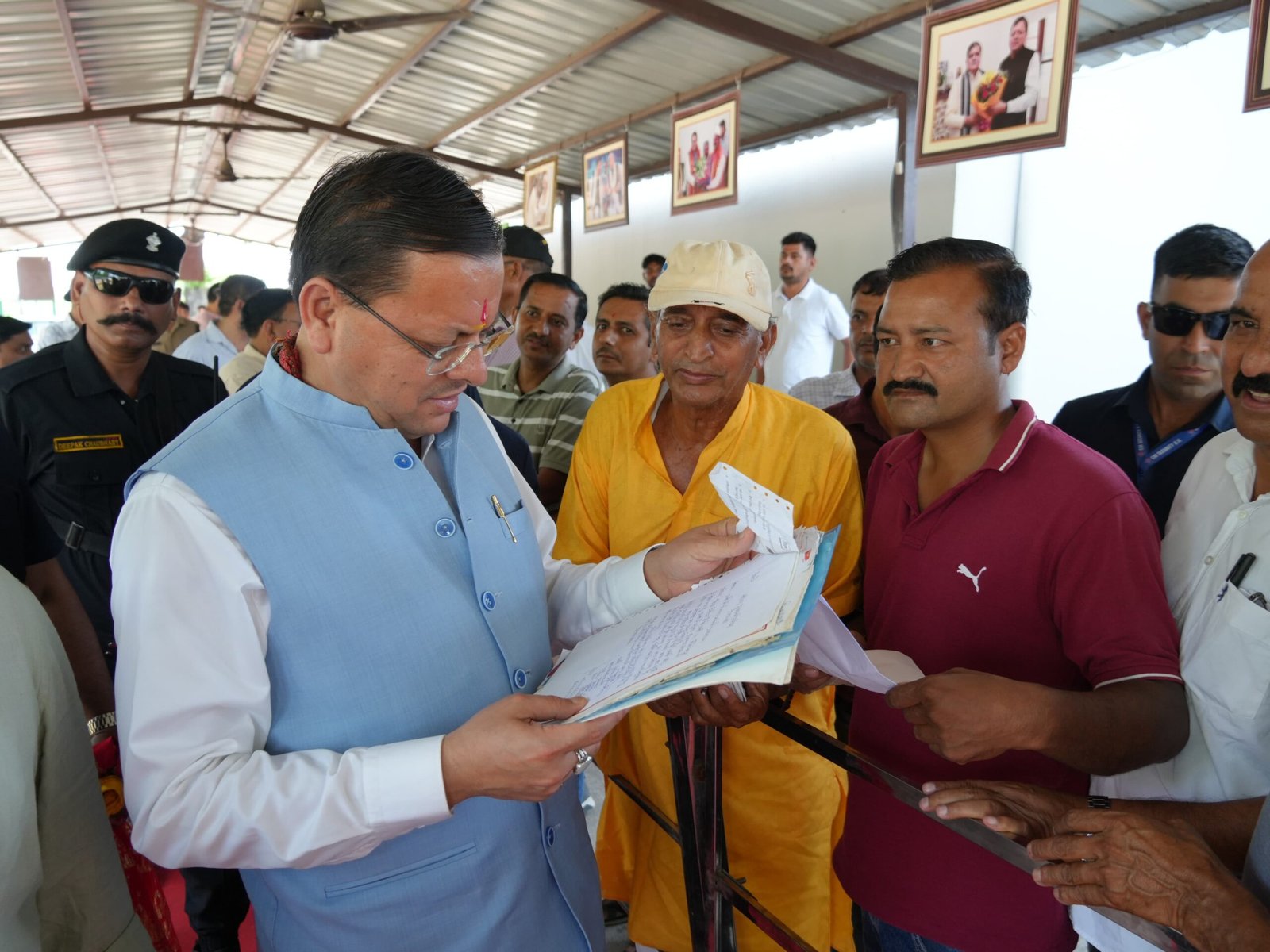 मुख्यमंत्री पुष्कर सिंह धामी ने कैंप कार्यालय लोहिया सिर में जनता की समस्याओं को सुना समाधान का दिया आश्वासन