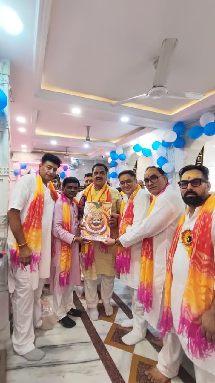 इलेक्ट्रिकल संगठन ट्रस्ट की ओर से खाटू श्याम मंदिर में आयोजित श्याम बाबा संकीर्तन में पूर्व विधायक राजकुमार ठुकराल का हुआ सम्मान