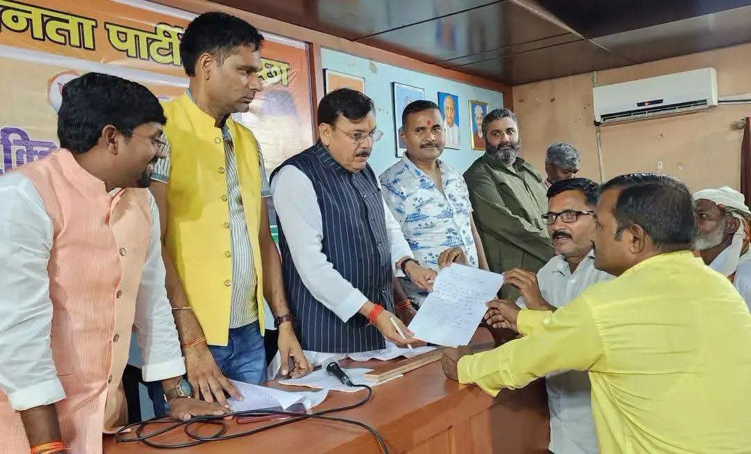 पूर्व विधायक राजेश शुक्ला ने जनता दर्शन में सुनीं लोगों की समस्याएं, अधिकारियों से वार्ता कर कराया समाधान