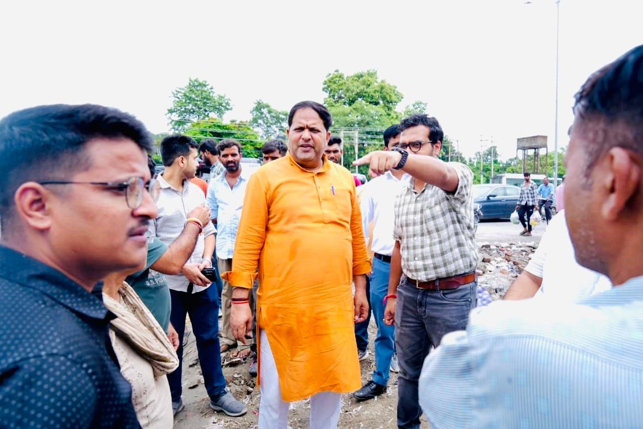 मुख्य बाजार में जलभराव से निपटने को महापौर ने किया स्थलीय निरीक्षण