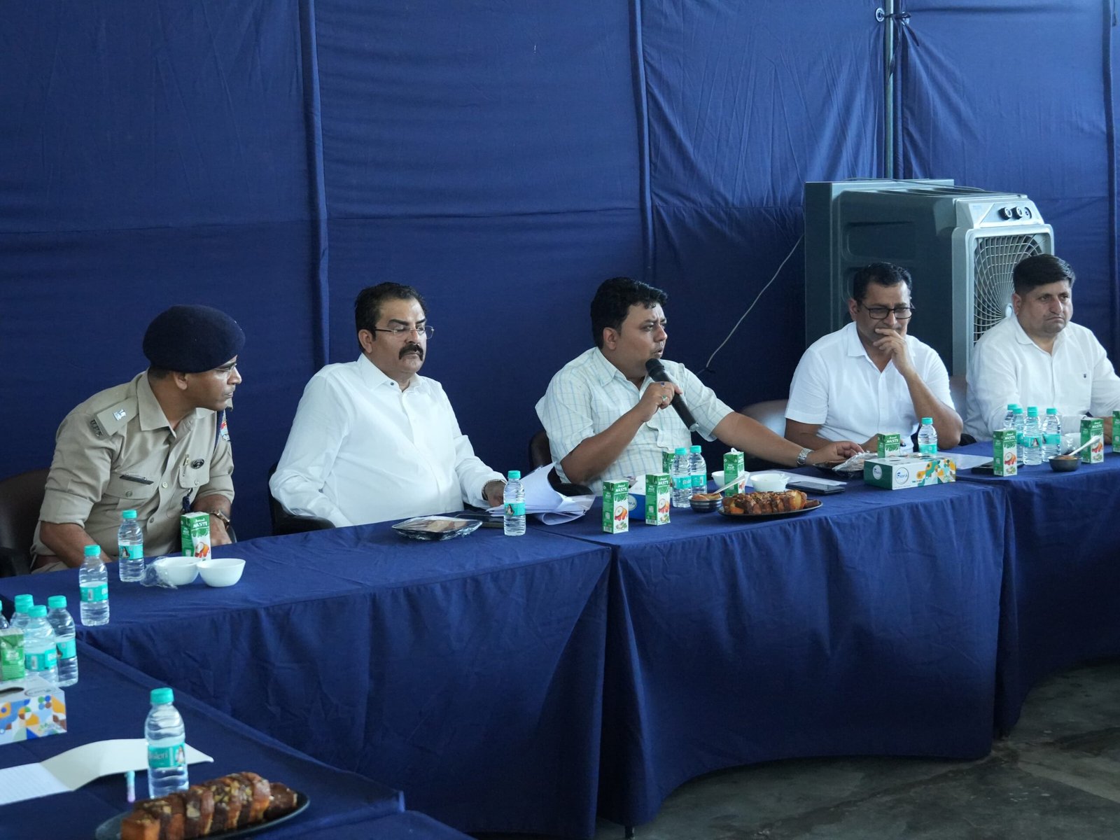 राधा स्वामी सत्संग से पूर्व जिलाधिकारी ने लिया&nbsp; व्यवस्थाओं का जायजा