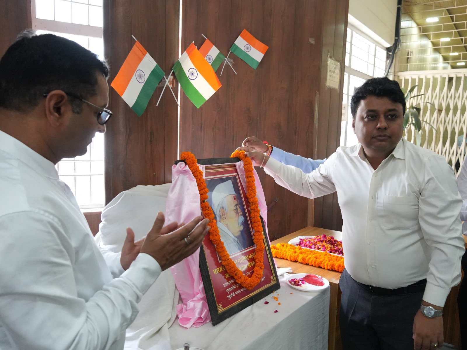 भारत रत्न पंडित गोविन्द वल्लभ पंत जी की 139वीं जयंती के अवसर पर जिलाधिकारी नितिन सिंह भदौरिया ने पंडित गोविन्द बल्लभ पंत जी के चित्र का अनावरण किया और उन्हें श्रद्धासुमन अर्पित किए