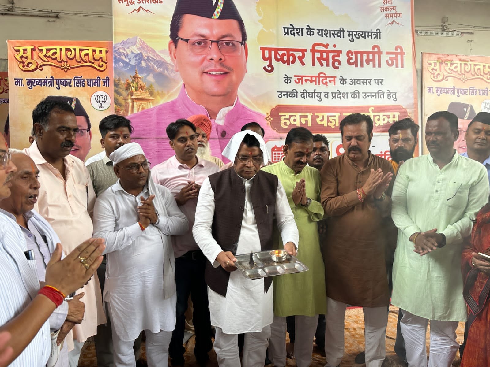 मुख्यमंत्री पुष्कर सिंह धामी के जन्मदिन पर पांच मंदिर में विधायक शिव अरोड़ा ने कार्यकर्ताओं संग किया हवन-यज्ञ