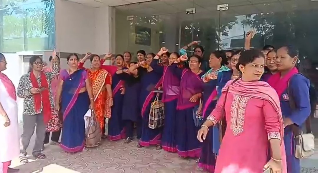आशा हेल्थ वर्कर्स यूनियन ने सितारगंज स्वास्थ्य केंद्र में साप्ताहिक हड़ताल के तहत&nbsp; किया जोरदार विरोध प्रदर्शन